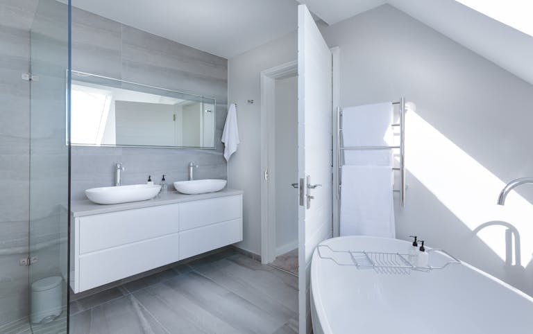 How to Ensure a Smooth Bathroom Remodeling Service Experience?