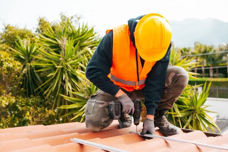 How 24/7 Emergency Roofing Services Handle Unforeseen Challenges?